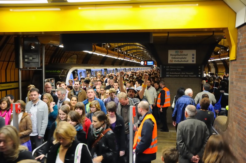 慕尼黑啤酒節 Munich Oktoberfest<br>地鐵站到處擠滿人，一批一批的人潮湧進會場。<br/>