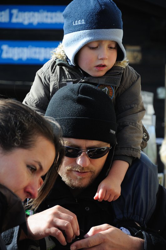 楚格峰山區 Zugspitze<br>山頂上有個阿伯，煎著很香的德國香腸，小孩看著都流著口水，等著爸媽掏錢。<br/>