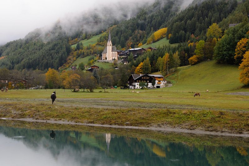大鐘山區 Grossglockner<br>村外的小河邊，映著教堂的倒影，時間在這裡好像是停止的。<br/>