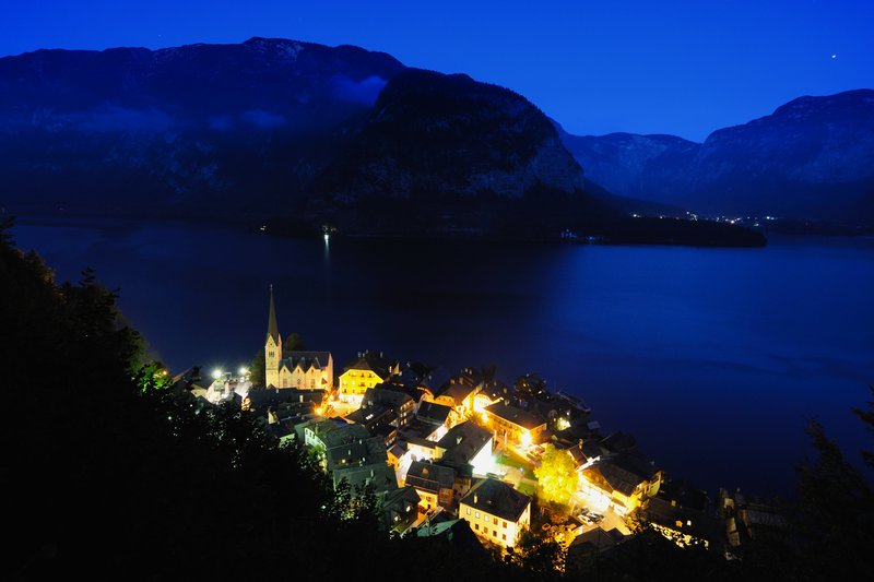 哈修塔特 Hallstatt<br>往鹽洞的山路俯瞰哈修塔特的夜色，真的很美也很害怕，這個拍攝點晚上很陰森。<br/>