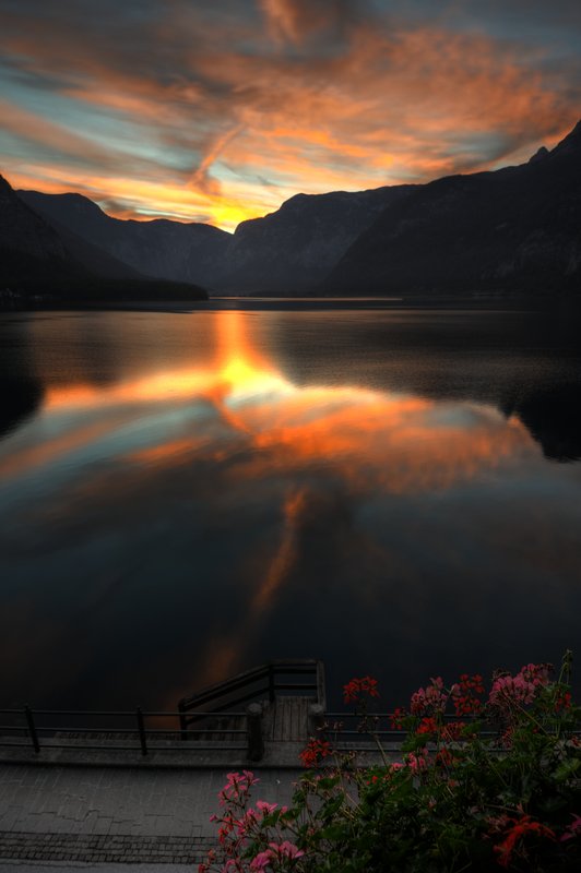 哈修塔特 Hallstatt<br>清晨推開旅館陽台的窗戶，我知道今天要出大景了。<br/>
