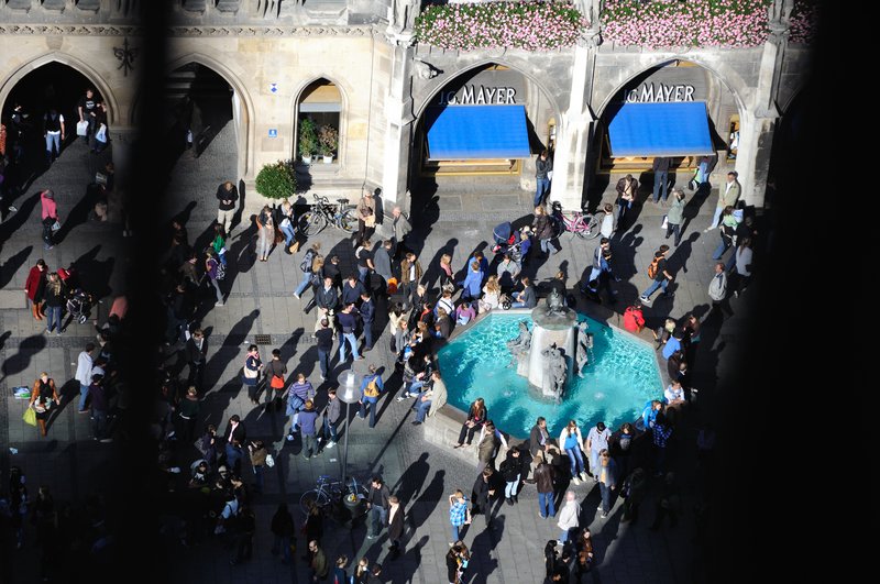 慕尼黑 Munich<br>從聖彼得教堂的高塔，俯瞰瑪莉恩廣場，這個廣場好熱鬧。<br/>