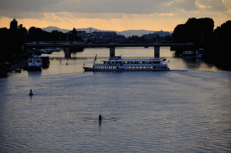 海德堡  Heidelberg<br>黃昏裡，舊橋上俯瞰內卡河，遊客搭乘的觀光船正在掉頭。<br/>