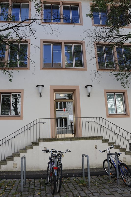 史特拉斯堡  Strasbourg<br>舊城區的小角落，我正在車上排隊等待停車位。<br/>