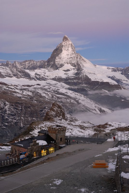 馬特洪峰山區 Matterhorn<br>清晨裡，整夜點燈的火車站，為寧靜的山景多一點色彩。<br/>
