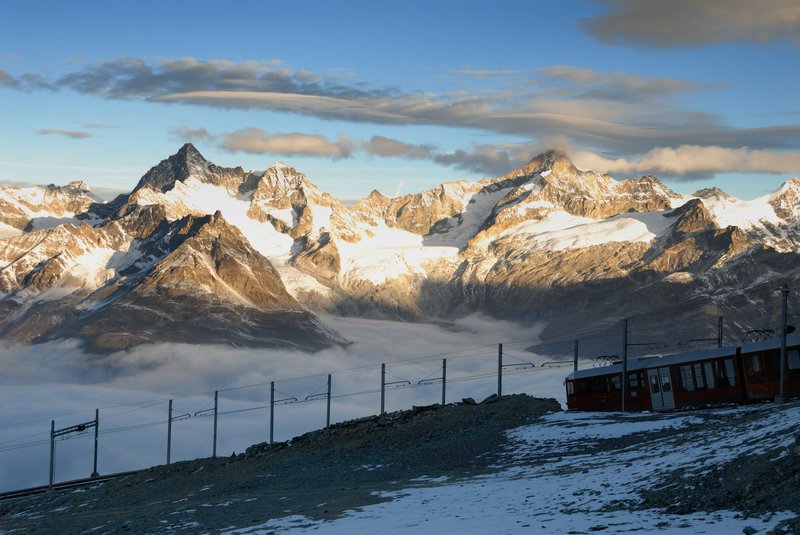 馬特洪峰山區 Matterhorn<br>清晨裡，有點晚的早班火車載著遊客，上山看不到日出。<br/>