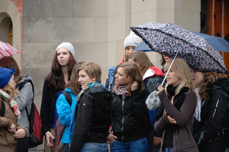 新天鵝堡 Schloss Neuschwanstein<br>一群小朋友正在等待拍照。<br/>