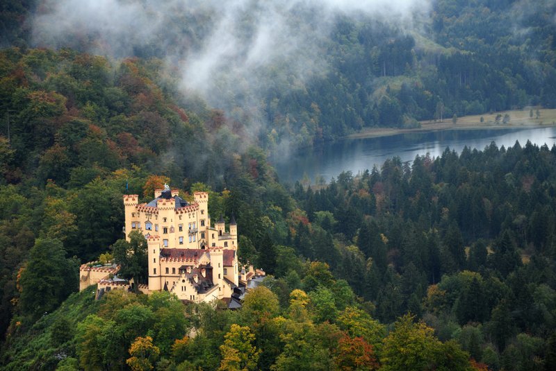 新天鵝堡 Schloss Neuschwanstein<br>雲霧中的舊天鵝堡，顯得平實近人。<br/>