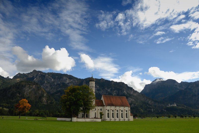 新天鵝堡 Schloss Neuschwanstein<br>真怨嘆，這樣的好天氣為什麼，早上我爬山的時候不出現？看來為了陽光燦爛，楓紅白雪的新天鵝堡正面相片，我還會再來一次？還是省錢買張明信片就好！<br/>