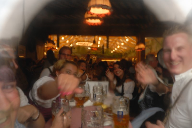 慕尼黑啤酒節 Munich Oktoberfest<br>我們沒有太多時間排隊進帳棚，只好隔著毛玻璃看人家在裡面嗨！<br/>