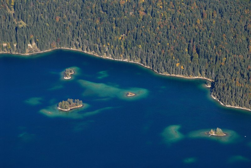 楚格峰山區 Zugspitze<br>山腳下的艾泊湖Eibsee，藍的不像話。<br/>