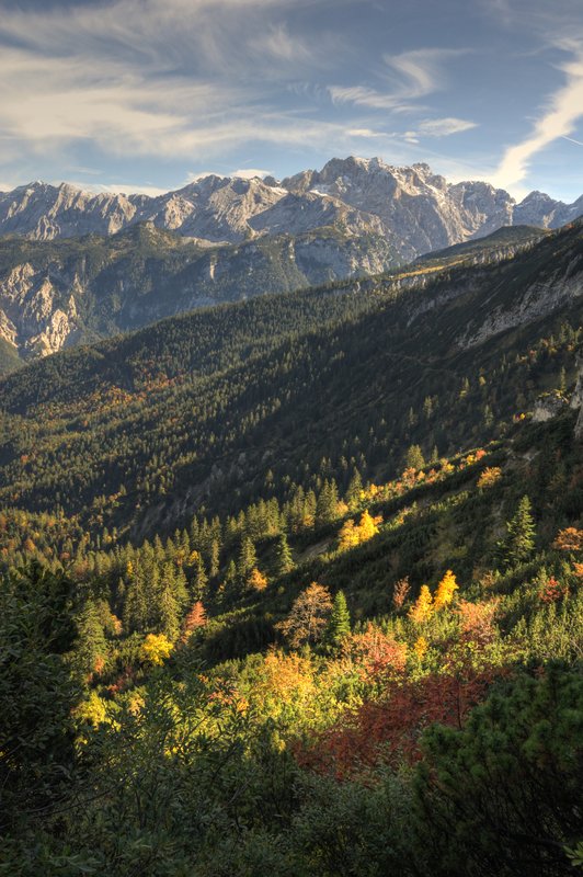 楚格峰山區 Zugspitze<br>從Seilbahn von健行到Kreuzeck，一路下坡輕鬆愉快，風景很美。<br/>