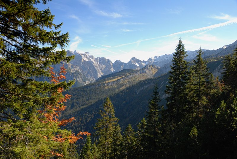 楚格峰山區 Zugspitze<br>從Seilbahn von健行到Kreuzeck，一路下坡輕鬆愉快，風景很美。<br/>