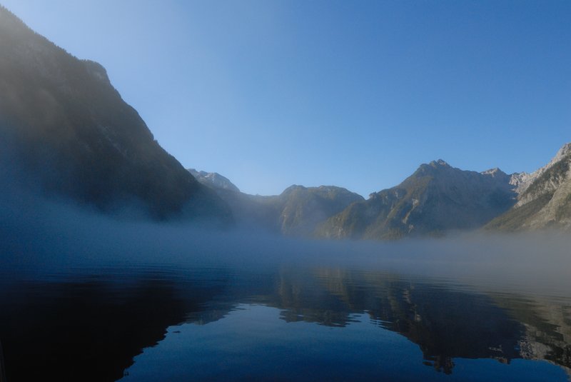 國王湖區 Konigsee<br>霧慢慢散開，湖面成了完美的倒影。<br/>