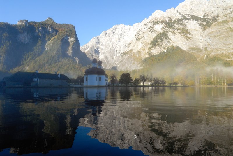 國王湖區 Konigsee<br>薄霧中的聖巴特多羅梅教堂 St. Bartholoma，是國王湖區最美麗的教堂。<br/>