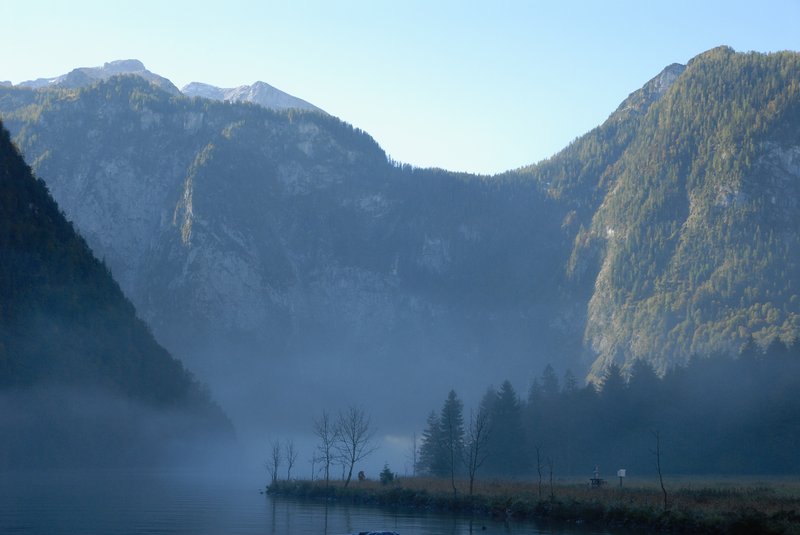 國王湖區 Konigsee<br>薄霧裡的國王湖，氣氛美的濃得化不開。<br/>