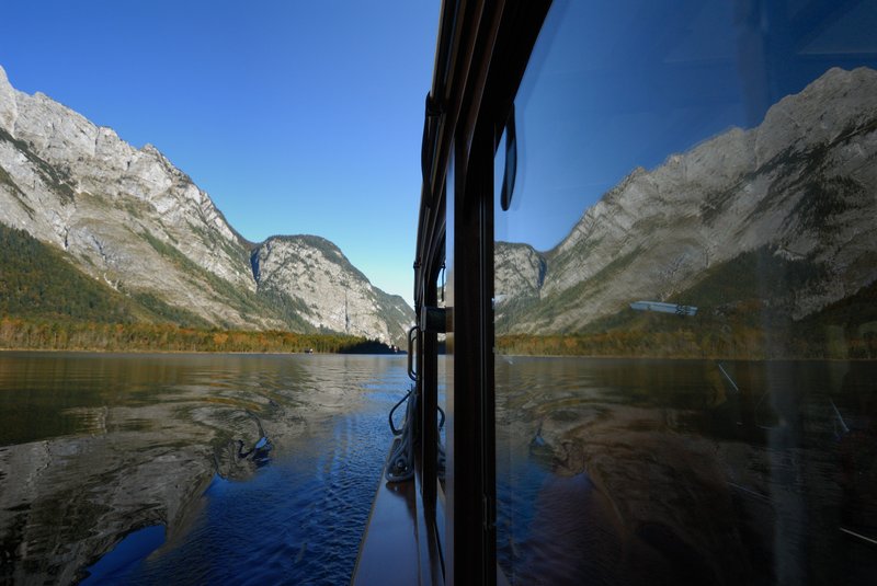 國王湖區 Konigsee<br>過了紅頂教堂，我們繼續搭船往湖的更深處去。<br/>