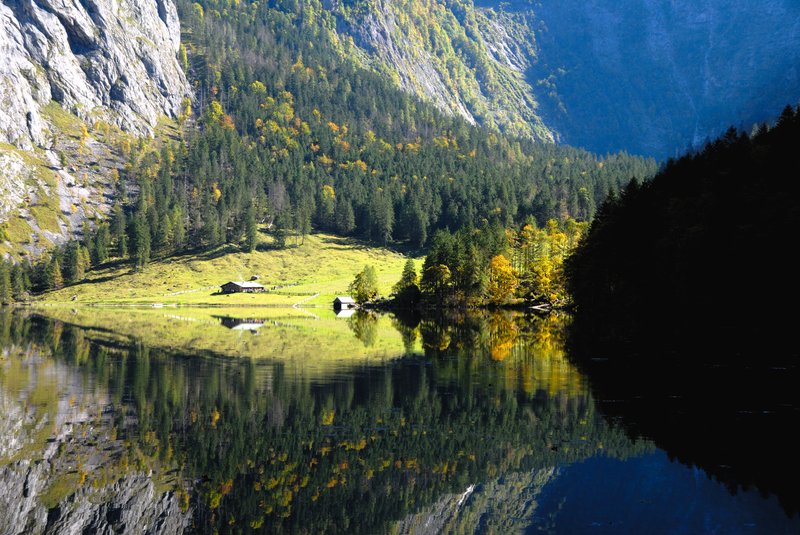 國王湖區 Konigsee<br>湖的對岸有間農舍，是我們健行的終點。<br/>