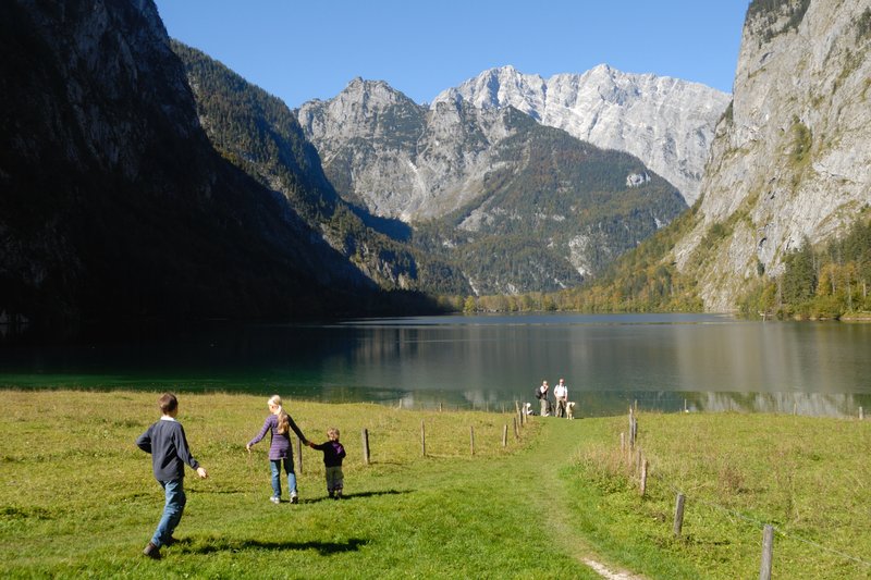 國王湖區 Konigsee<br>小孩子很高興，奔向湖邊準備戲水。<br/>