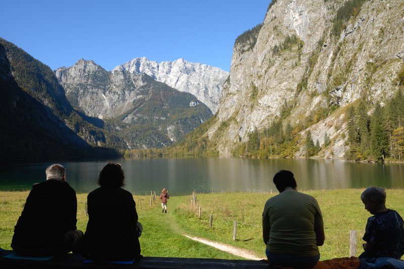 國王湖區 Konigsee<br>太陽很大，爸媽坐在陰影下聊天。<br/>