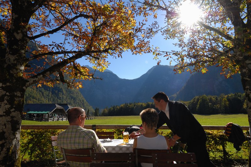 國王湖區 Konigsee<br>紅頂教堂的戶外用餐區，景色很棒，烤魚很好吃，啤酒很好喝。<br/>