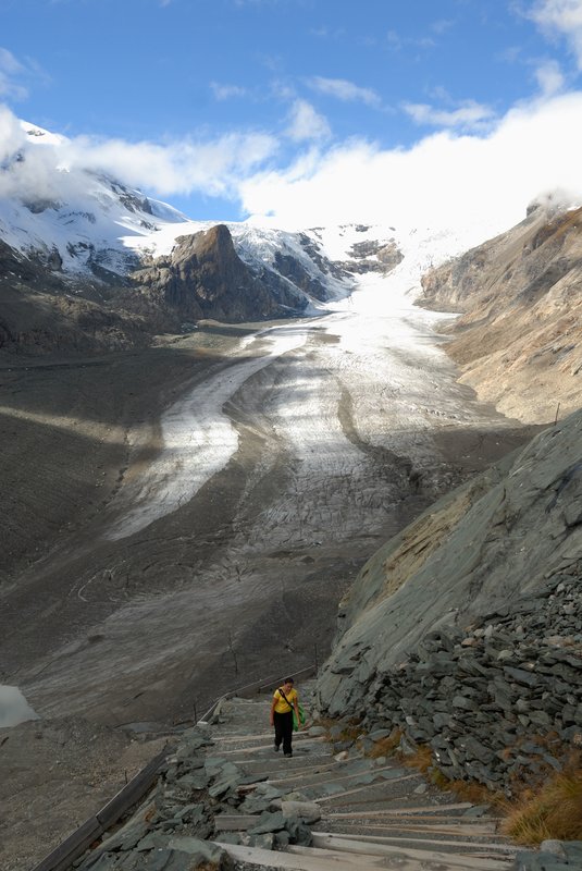 大鐘山區 Grossglockner<br>冰河健行中，沿途有指示牌，標示某個年度冰川的位置，發現十幾年的時間，冰川倒退了幾百公尺。<br/>