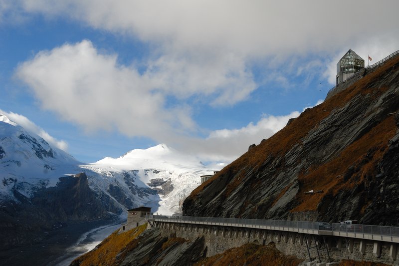 大鐘山區 Grossglockner<br>位於峰頂之餐廳景觀絕佳，是一覽阿爾卑斯山群峰壯麗景色的好去處。<br/>