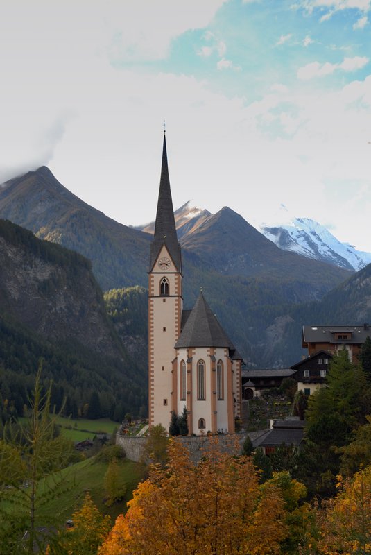 大鐘山區 Grossglockner<br>奧地利人總是引以為傲對人說：「大鐘山是神的居所，而海里根布魯特則是最接近天堂的樂園。」<br/>