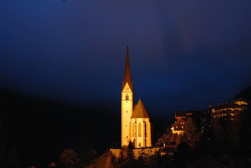 大鐘山區 Grossglockner<br>海里根布魯特 Heiligenblut是個夢想的小鎮，10年前的春天我參加旅行團，坐著遊覽車，剛從飄著細雪的大鐘山國家公園下山。一個轉彎之後，一個令人驚豔的小鎮突然出現在眼前。前景是一座高聳的尖塔，一座精巧的教堂，背景就是雲霧中的大鐘山。可惜我們只在這裡停留10分鐘，於是我就許下我會再來住的願望。<br/>