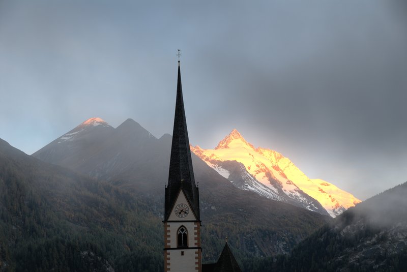 大鐘山區 Grossglockner<br>清晨，教堂背後的大鐘山，被朝陽染紅了山頭。<br/>