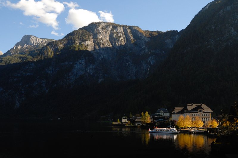 哈修塔特 Hallstatt<br>南北向的哈修塔特湖，下午四點陽光就射不進湖面了。<br/>