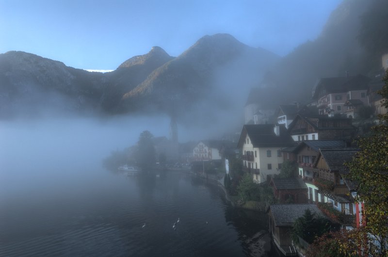 哈修塔特 Hallstatt<br>清晨裡，薄霧在湖面輕舞，我靜靜的等待，陽光到來。<br/>