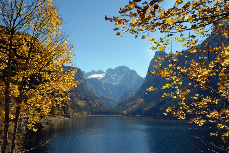 高薩湖 Gosausee<br>三面環山的高薩湖，湖面如鏡清澈見底，山頂有冰河切割的痕跡，和長年不融的積雪。<br/>