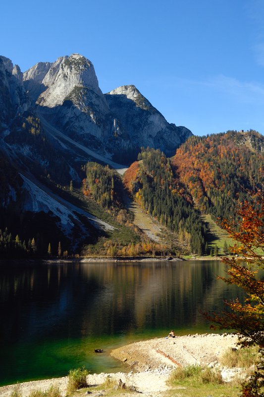 高薩湖 Gosausee<br>十月天，還有人在湖邊穿著小可愛戲水，外國妹妹真勇。<br/>