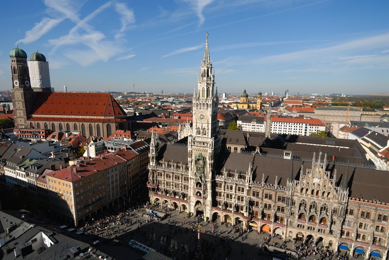 慕尼黑 Munich<br>從聖彼得教堂的高塔，俯瞰瑪莉恩廣場，這個廣場好熱鬧。<br/>