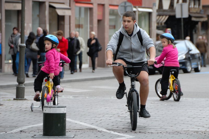 史特拉斯堡  Strasbourg<br>舊城區內，悠閒的小孩子在玩耍。<br/>