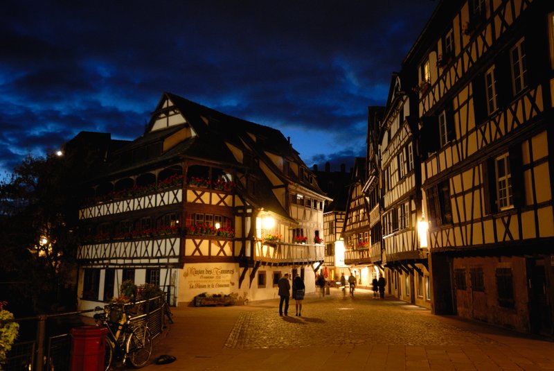 史特拉斯堡  Strasbourg<br>史特拉斯堡有名的小法國區，暮色與燈光正在爭寵寫風景。<br/>