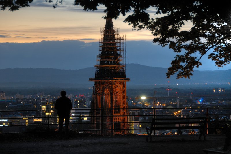 弗萊堡  Freiburg<br>傍晚裡，我又回到山上，再次俯瞰整個弗萊堡城，有著燈光的加分，弗萊堡顯得更加動人。<br/>