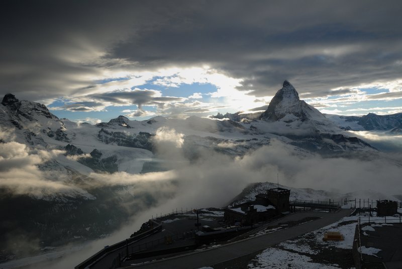 馬特洪峰山區 Matterhorn<br>剛進旅館，多雲的天氣讓我有點擔心，明天是否會看得到馬特洪峰山區的日出。<br/>