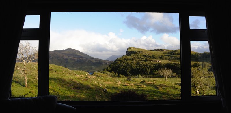蒼穹島 Portree Isle of Skye<br>我們在Portree住的度假小屋，從客廳落地窗往外看，山海景緻一覽無遺。<br/>