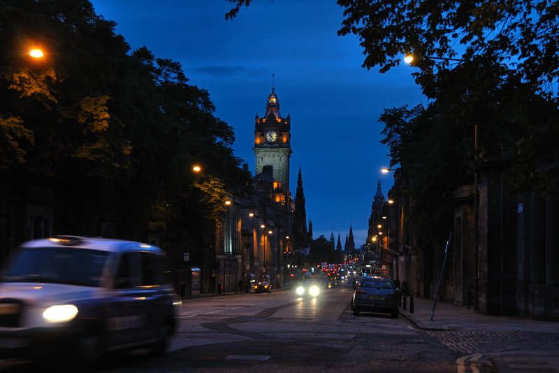 愛丁堡 Edinburgh<br>我們車子停在路旁，準備爬上卡爾頓丘 ( Calton Hill )，看看愛丁堡的夜景。<br/>