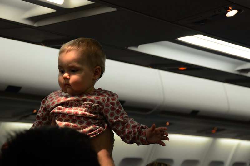 地球某處 飛機上<br>飛機上父親正在玩弄很乖的小孩。<br/>