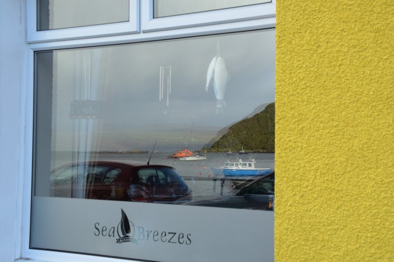 蒼穹島 Portree Isle of Skye<br>Portree最好吃的餐廳，就在面海的那排彩色屋裡。<br/>