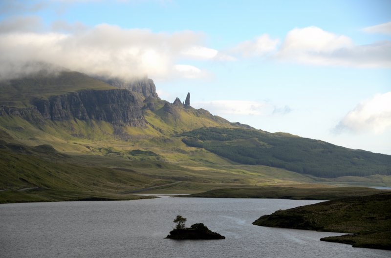蒼穹島 Isle of Skye<br>從湖邊遠眺，蒼穹島最有名的巨石-老人岩。<br/>