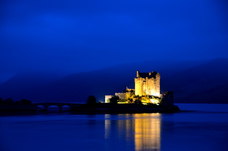 蘇格蘭 城堡 Eilean Donan Castle<br>初夏的蘇格蘭，大概要等到晚間十點過後，天色才會暗下來，所以安心吃完晚餐再上工就可以。<br/>