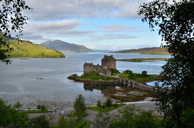 蘇格蘭 城堡 Eilean Donan Castle<br>從城堡停車場上方的樹林中，我找到城堡最正面的角度，雖然我等了許久，但是光線一直不對，不過我還是滿意這樣的相片。<br/>