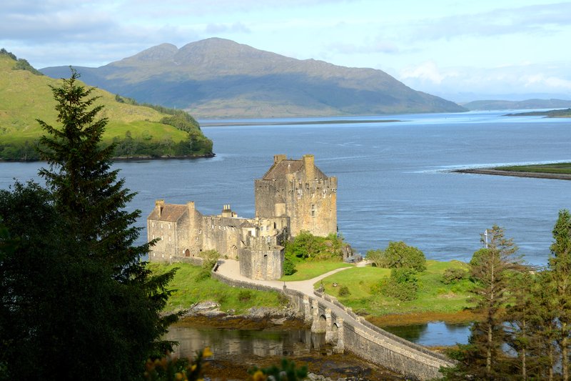 蘇格蘭 城堡 Eilean Donan Castle<br>等我離開了那個最佳角度的拍攝地點，陽光就出現了。<br/>