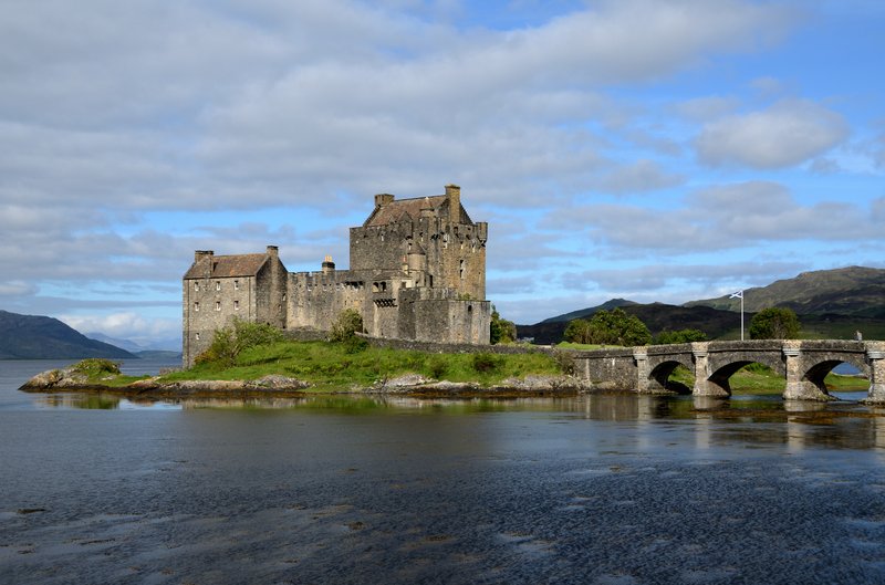 蘇格蘭 城堡 Eilean Donan Castle<br>沿著河邊建立的城堡，精巧而有氣氛，不愧是蘇格蘭最美麗的城堡。<br/>