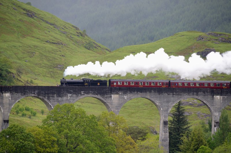 蘇格蘭 威廉堡 Fort William<br>還記得哈利波特第一集裡，哈利從倫敦搭上蒸汽火車，前往霍格華茲魔法學院途中，經過一座石橋聳立在群山丘陵中的場景片段嗎？<br/>