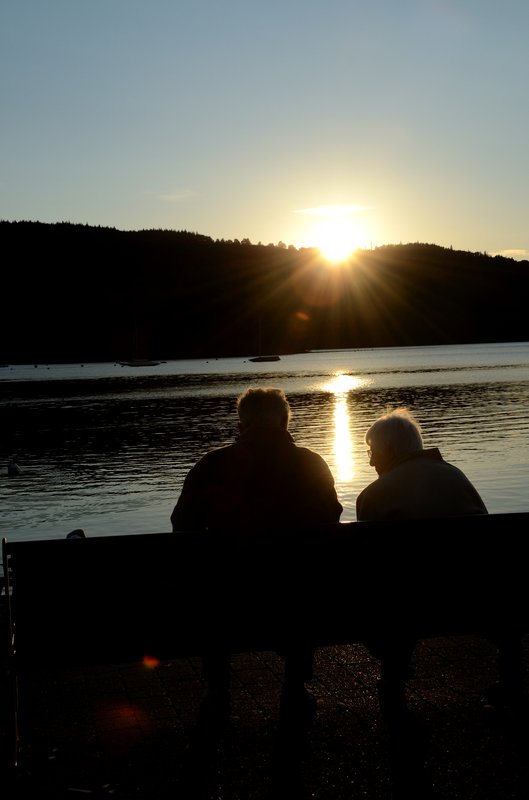湖區 Windermere<br>一對老夫婦悠閒的在夕陽裡等待今晚的落日。<br/>